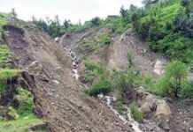 दुई खानेपानी आयोजनाको मुल ट्याङकी पहिरो बगाउँदा…