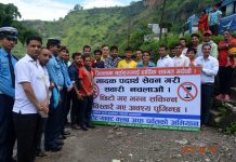 सडक दुर्घटना न्यूनीकरणका लागि मालढुङ्गामा ट्राफिक सचेतना बोर्ड