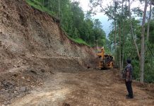 सडक बनेको १३ वर्ष पछि स्तरोन्नती गरिदै