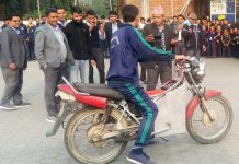 बागलुङको चिल्ड्रेन लाईफ स्कुलका विद्यार्थी श्रेष्ठले बनाए पेट्रोल बिना चल्ने ‘मोटर साइकल’