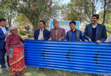 खरको छानो हटाउँदै बागलुङ नगरपालिका