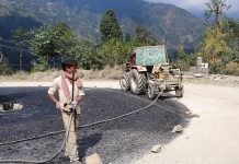 लोकमार्ग कालोपत्रे गर्न ठेकेदारको हेलचेक्र्याइँ