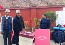 निर्वाचन सामग्री बोकेर मतदानस्थल पुगे कर्मचारी