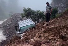ढोरपाटन जाँदै गरेको स्कर्पियो पहिरोमा पुरियो