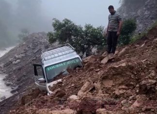 ढोरपाटन जाँदै गरेको स्कर्पियो पहिरोमा पुरियो